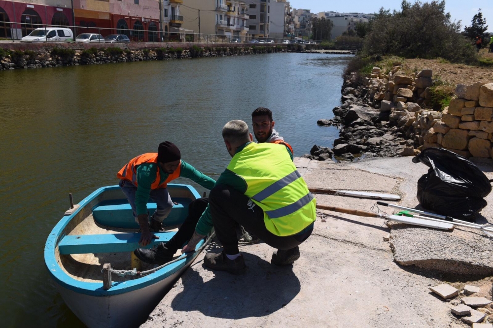 The protected area is often polluted by waste thrown into the water by people frequenting the bars in the area