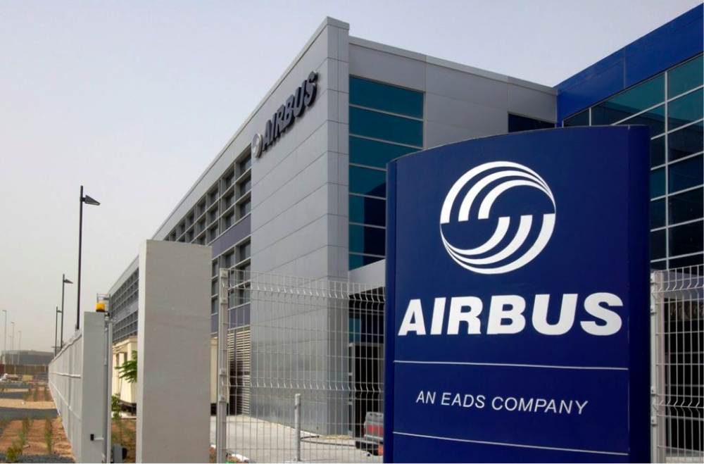 Airbus has struck its biggest single deal with an order for 430 aircraft worth $49.5bn 