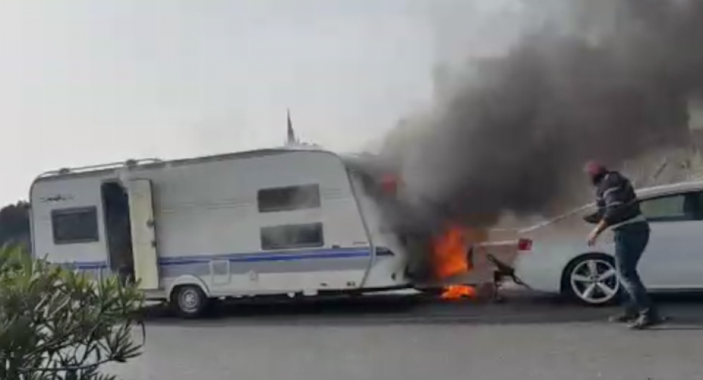 A caravan has caught fire, forcing the closure of Vjal Santa Lucija