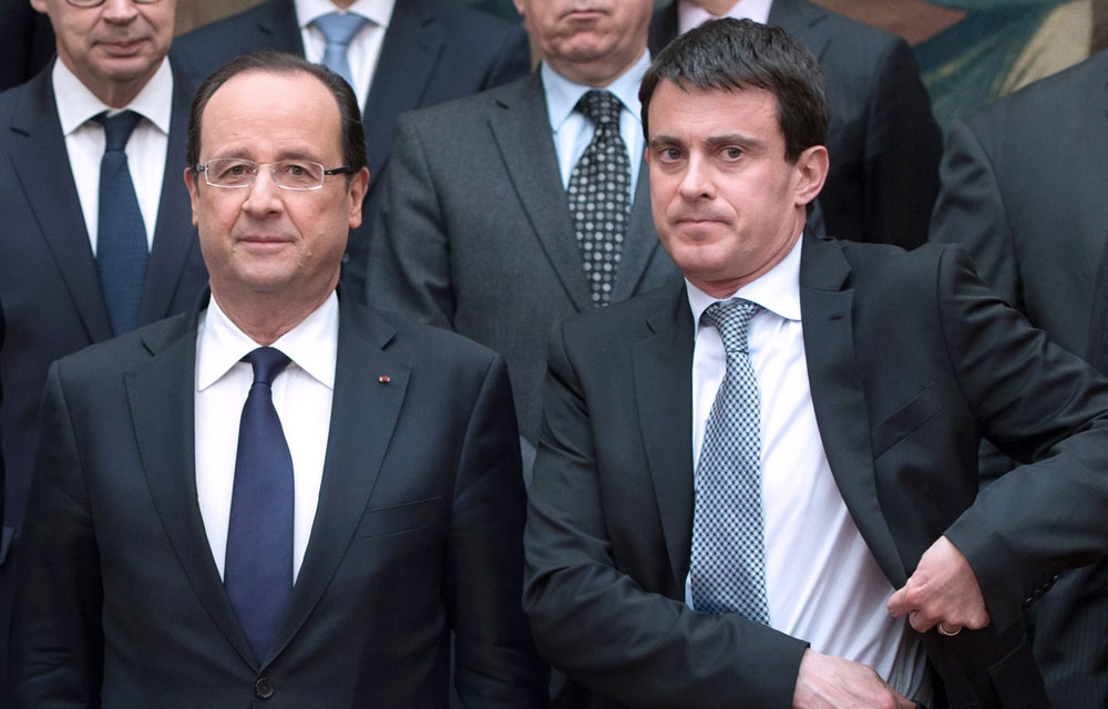 Manuel Valls (right) offered François Hollande his government's resignation after a row with his economy minister.