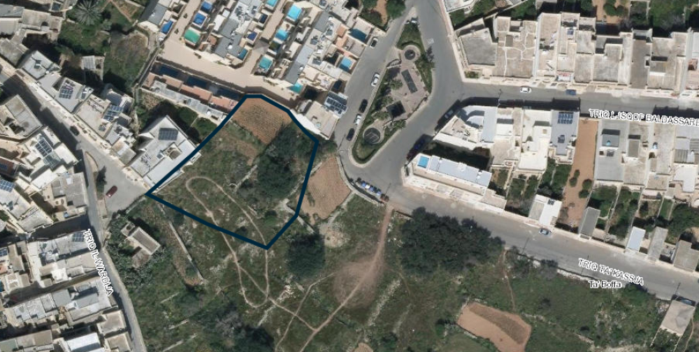 The site’s extents are marked in black
