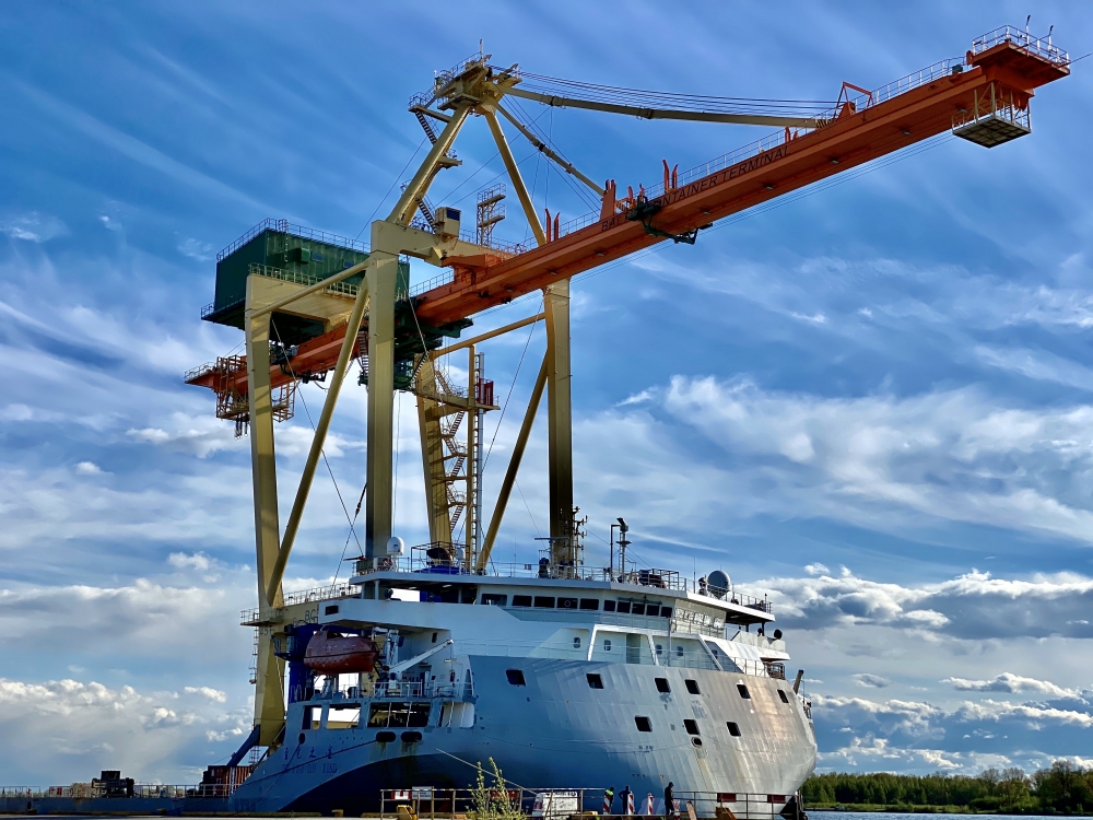 Hili Company’s container terminal in Latvia receives delivery of large crane