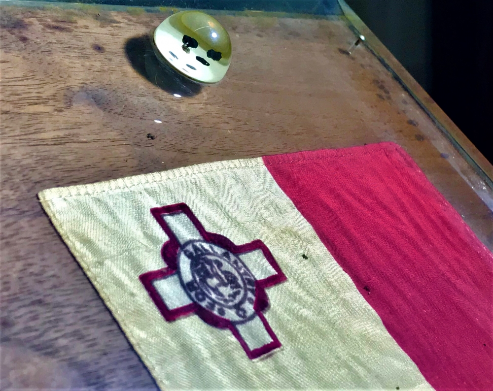 Moon Fragments with flag (Credit photo : Alvin Scicluna)