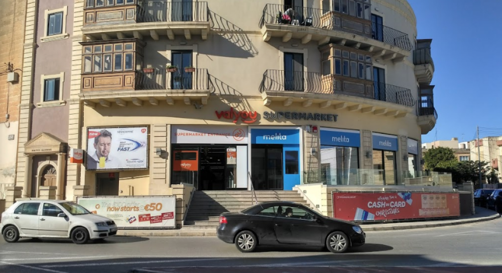 Man arrested for entering mobile shop wielding a knife
