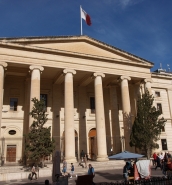 Fancy cap led police to throat-slashing mugger, court told