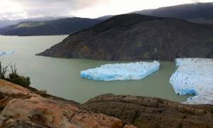 Chile: large iceberg breaks off Grey glacier