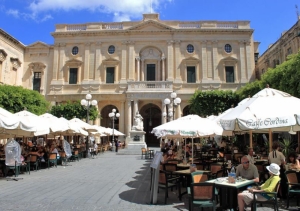 Valletta cafés battle it out over unjust allocation of outdoor table space