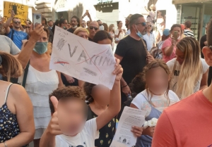 Anti-vaxxers convene in Valletta in protest at COVID-19 restrictions