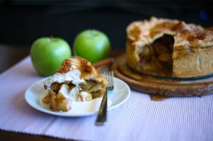 Apple and caramel pie