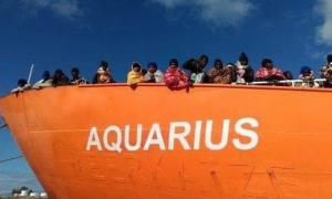 Aquarius standoff: As Malta and Italy squabble, migrants pray on stranded ship
