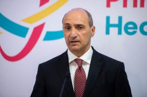 Chris Fearne to retain health ministry