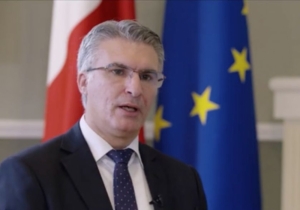 Minister calls on businesses to start giving employees full pay