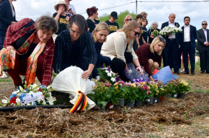 Silence, flowers and words mark Daphne’s murder in Bidnija in presence of grandchildren she never saw