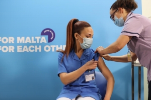 Doctors: All healthcare professionals must get COVID-19 vaccine within five weeks