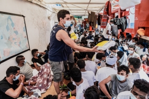 572 migrants, including two children with disabilities to disembark in Sicily