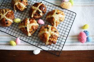 Wholemeal hot cross buns