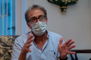 COVID risks becoming totally unmanageable, pathologists warn in call for strict measures