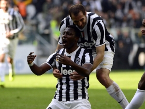 Juventus march on as Napoli defeat Roma