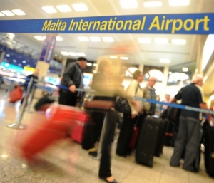 Man arrested at airport with 2kg of cocaine
