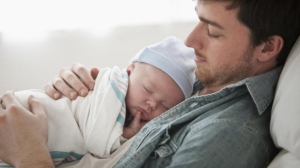 Midwives call for paternity leave to be extended to 10 days