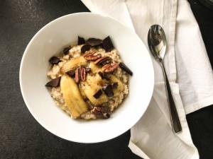 Porridge with caramelised bananas, pecans and chocolate