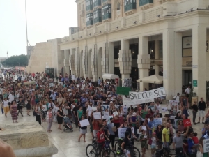 Hundreds march in Valletta calling on politicians to prioritise preservation of the environment