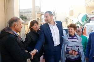 Abela meets Nadur residents affected by Stagno Navarra land registrations