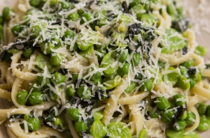 Spaghetti with broad beans and peas