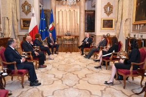 President applauds health care workers in meeting with top officials