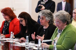 Women's rights campaigners urge Prime Minister to address workplace discrimination, domestic abuse
