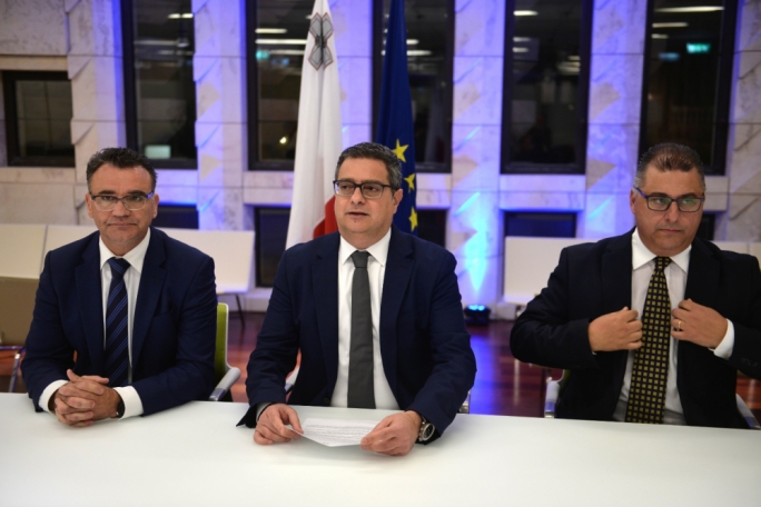 Adrian Delia says the Prime Minister must shoulder responsibility and remove Keith Schembri