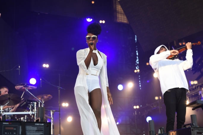 Elizabeth Troy signs with Clean Bandit at Isle of MTV . Photo:Chris Mangion