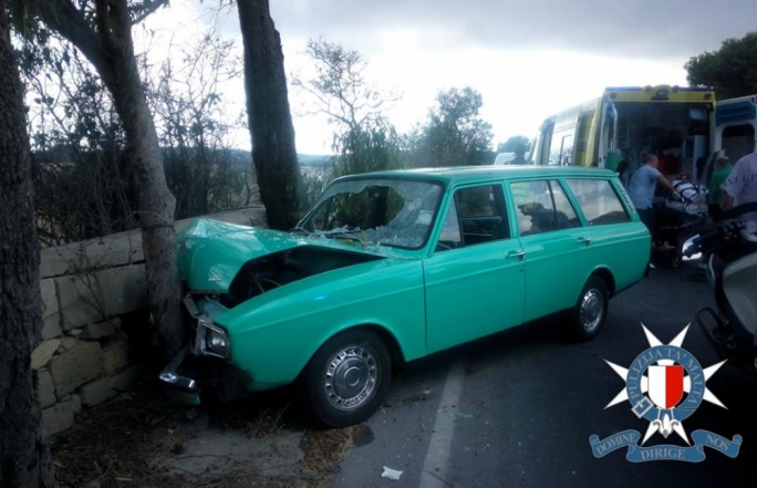 Man, 78, seriously injured after crashing into tree