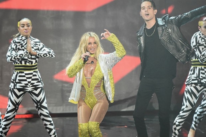 Britney Spears performing alongside rapper G-Eazy at the 2016 MTV VMAs