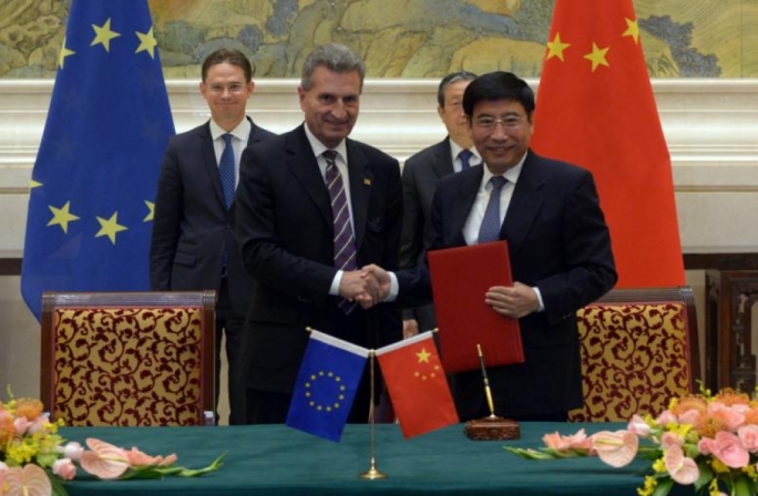 Günther Oettinger (L), EU Commissioner for Digital Economy & Society, shakes hands with Miao Wei, Chinese Minister of Industry and Information Technology, after signing the 5G Agreement between the EU and China, in Beijing. (Photo: EU)
