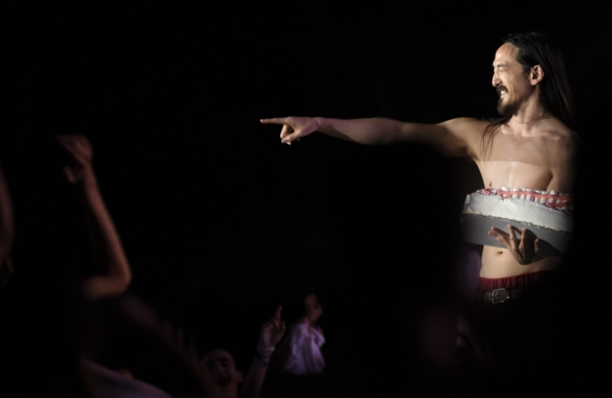 Steve Aoki and his signature cake throwing at Isle of MTV. Photo: Chris Mangion