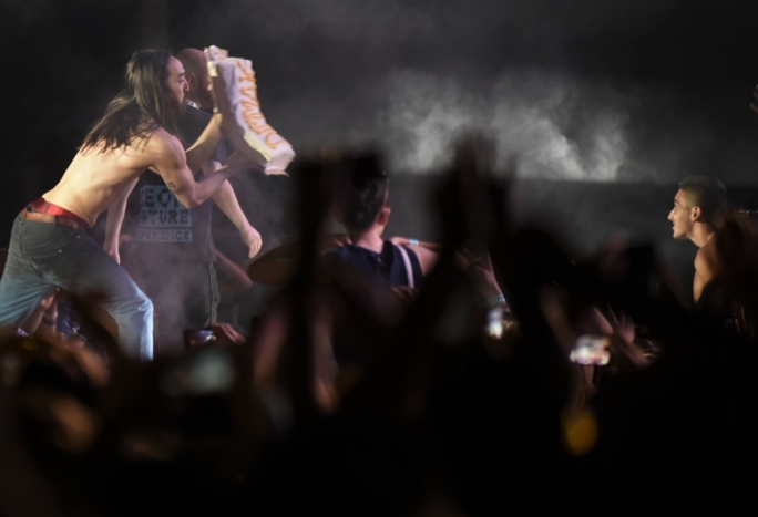 Steve Aoki and his signature cake throwing at Isle of MTV. Photo: Chris Mangion