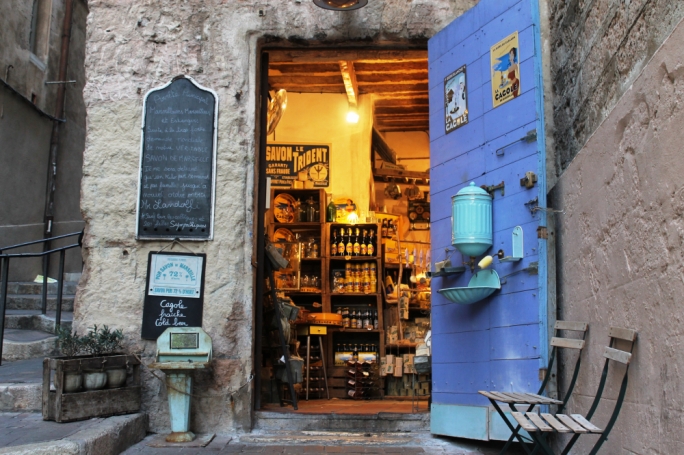 Le Panier: Wander through the twisted alleyways of Le Panier, that open up into hidden squares, sun-baked cafés, artisan shops, ateliers and terraced house