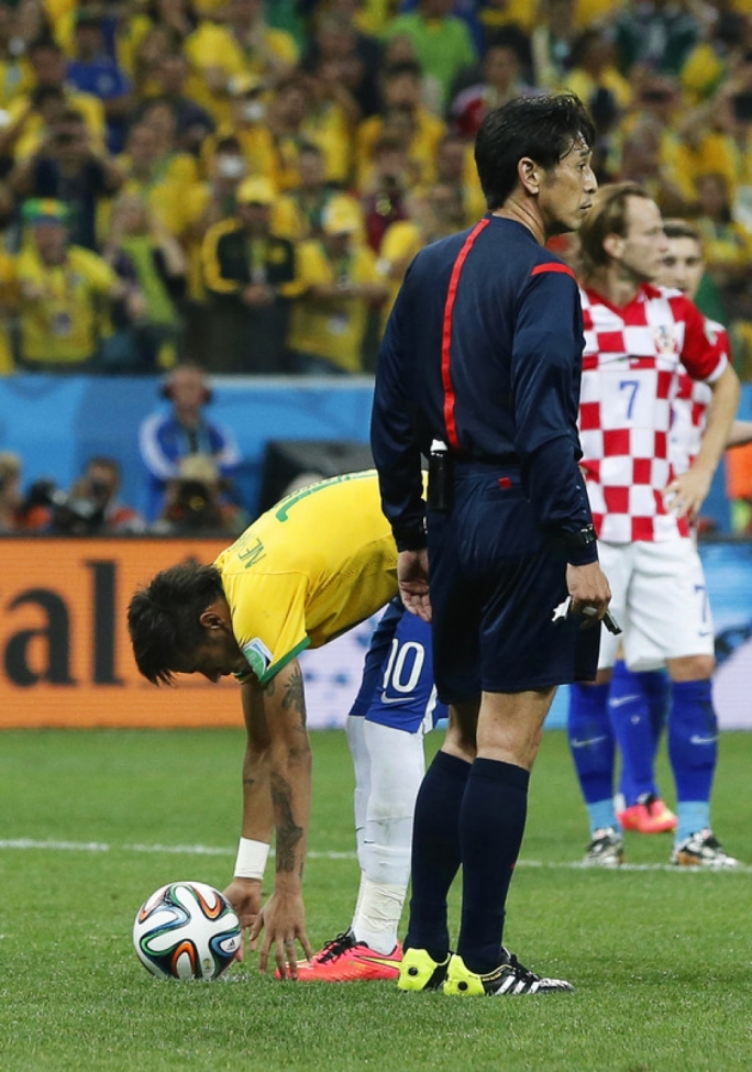 Neymar (L) of Brazil prepares for a penalty kick next to Japanese referee Yuichi Nishimura (R) during the FIFA World Cup 2014 group A preliminary round match between Brazil and Croatia at the Arena Corinthians in Sao Paulo, Brazil, 12 June 2014. Photo by EPA/TOLGA BOZOGLU