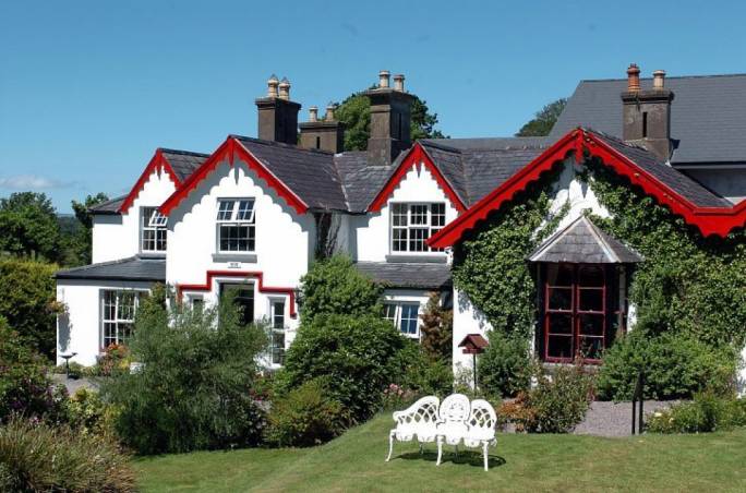 For fine dining, check out Rozzers Restaurant, on the shores of Lakes Killarney