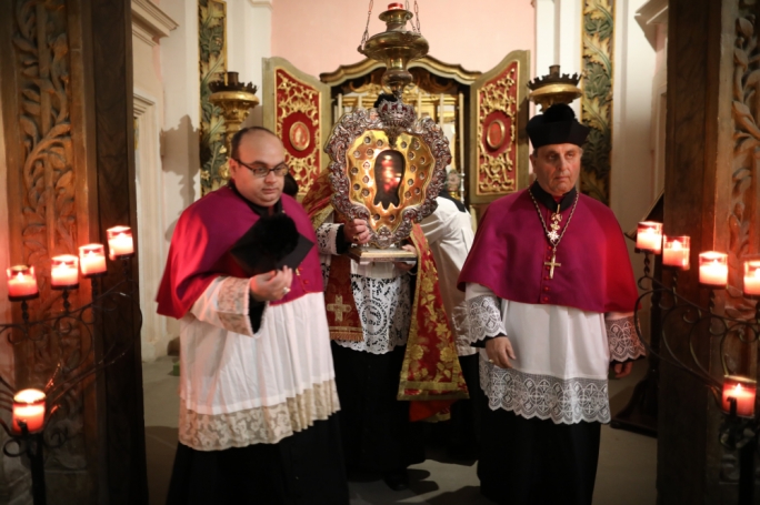 The reliquary is received at the Inquisitor's Palace