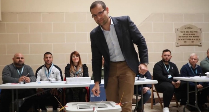 Robert Abela cast his vote at the Qormi party club at 9.20am