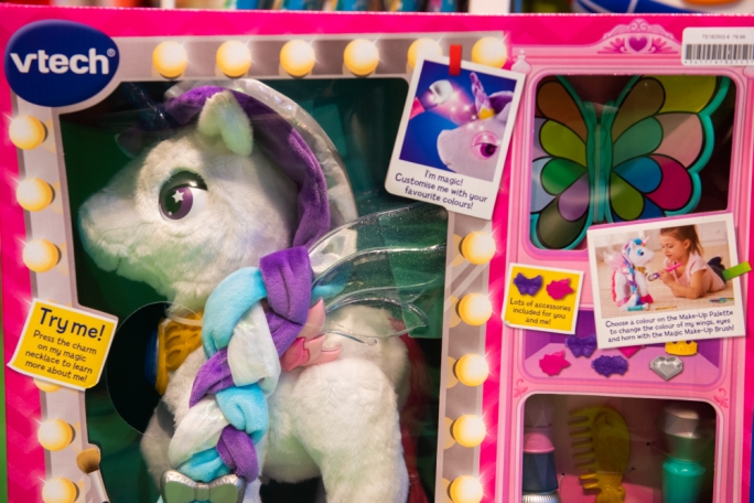 Vtech Myla wings, horn and eyes change colour when playing with the make-up palette