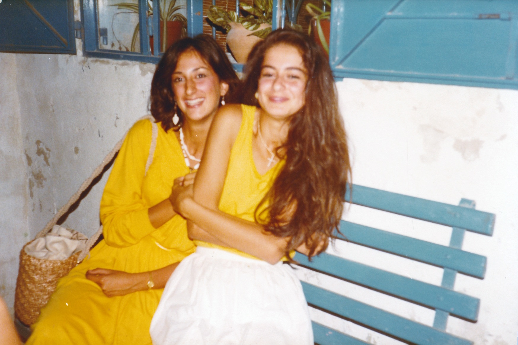 Daphne Caruana Galizia (left) with her sister Corinne around 1982 (Photo: Daphne Caruana Galizia Foundation)