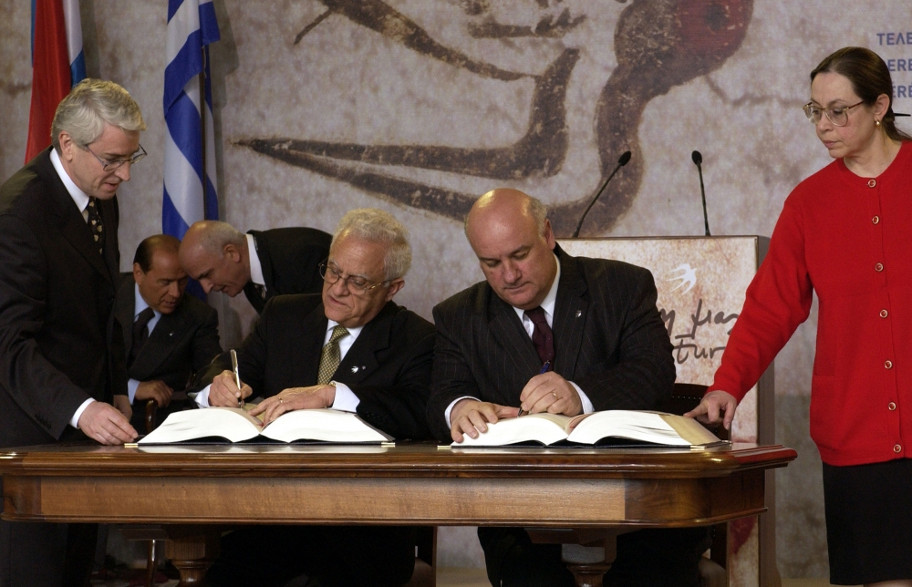 Eddie Fenech Adami and Joe Borg signing Malta's EU accession agreement in 2004