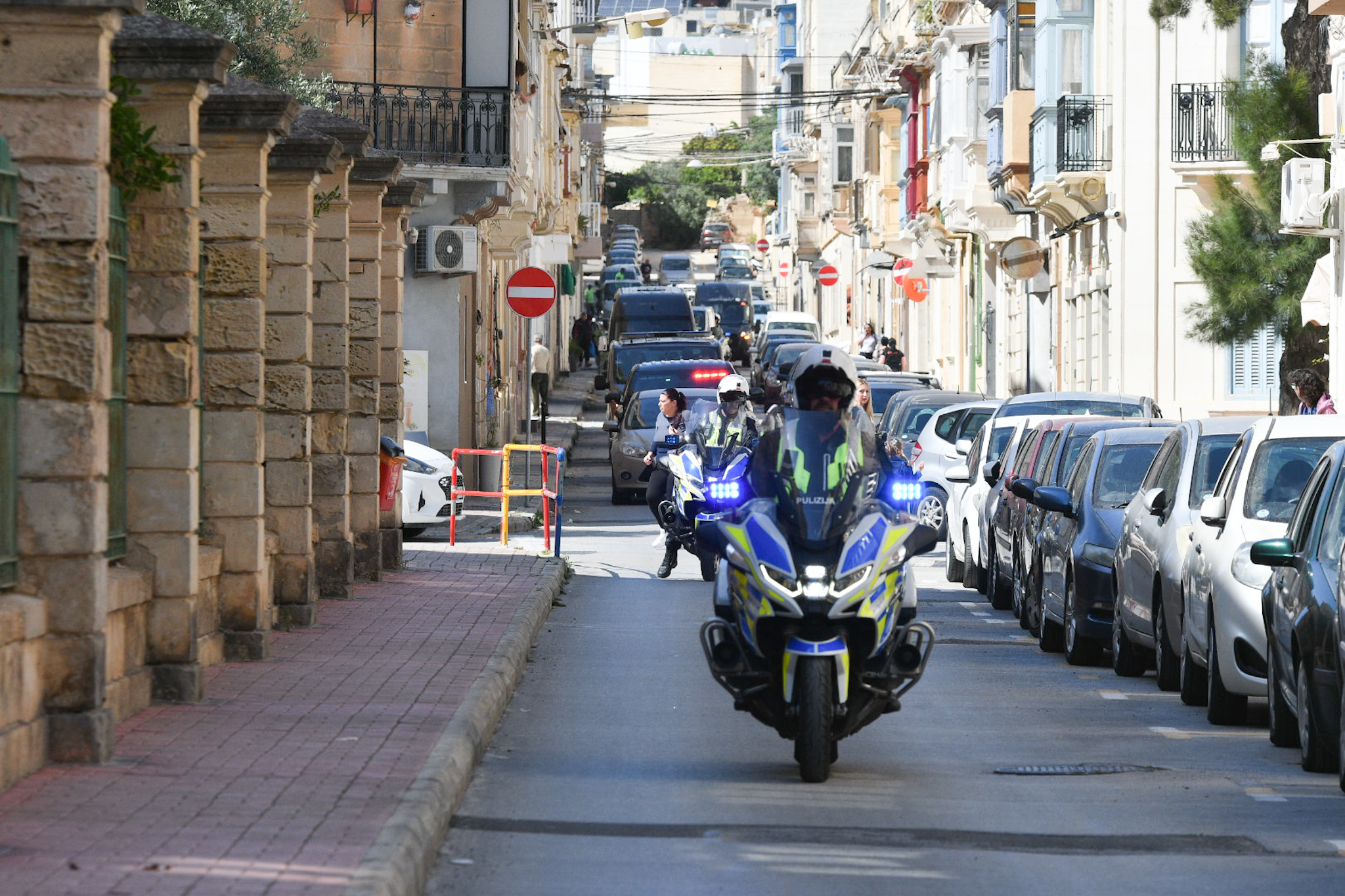 Under heavy security, the convoy of vehicles carrying jurors, the accused, lawyers and other people connected with the trial, making its way to the Birkirkara garage complex where Carmel Chircop was murdered. (Photo: James Bianchi/MaltaToday)