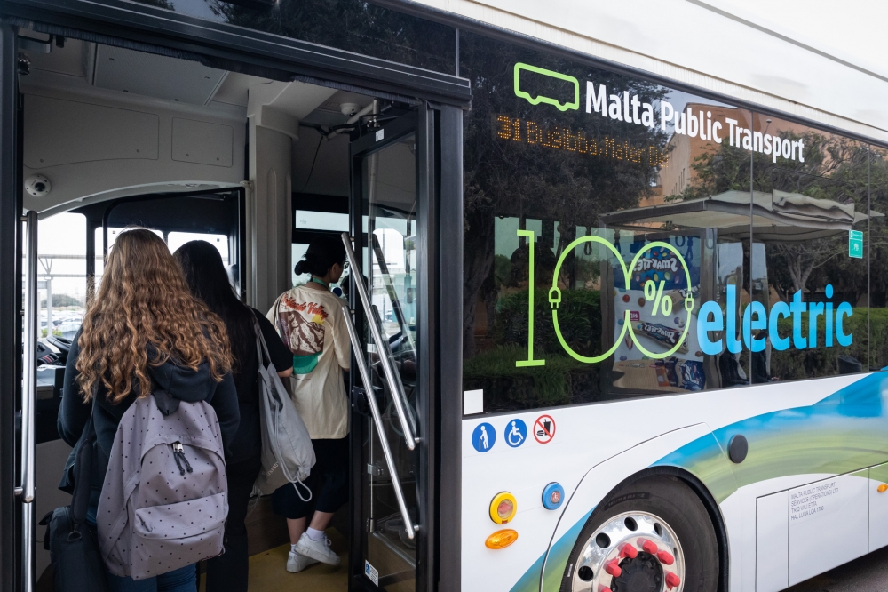 Record 208,027 commute by public transport in one day