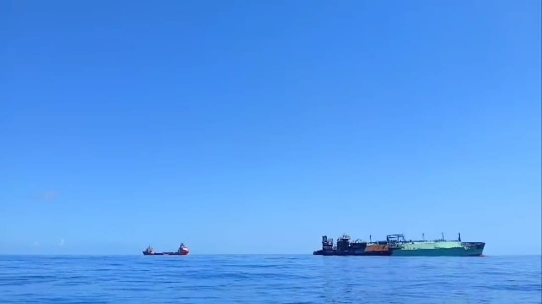 A tugboat attempting to tow the Russian vessel on 31 March as a patrol boat from Libya’s General Administration for Coastal Security watches at a distance (Photo: FB) 