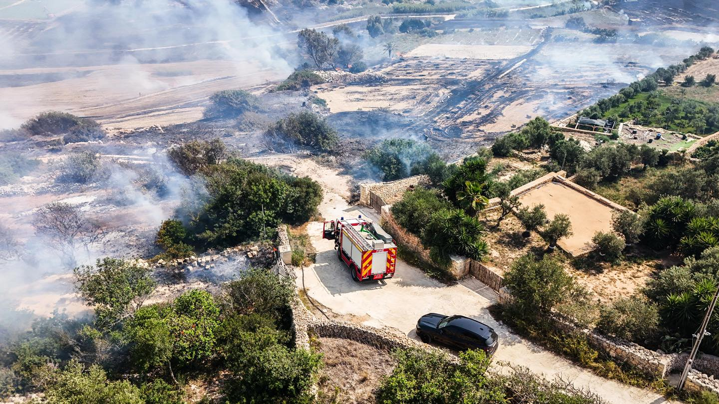 Residents urged to stay indoors after grass fire in Mġarr valley