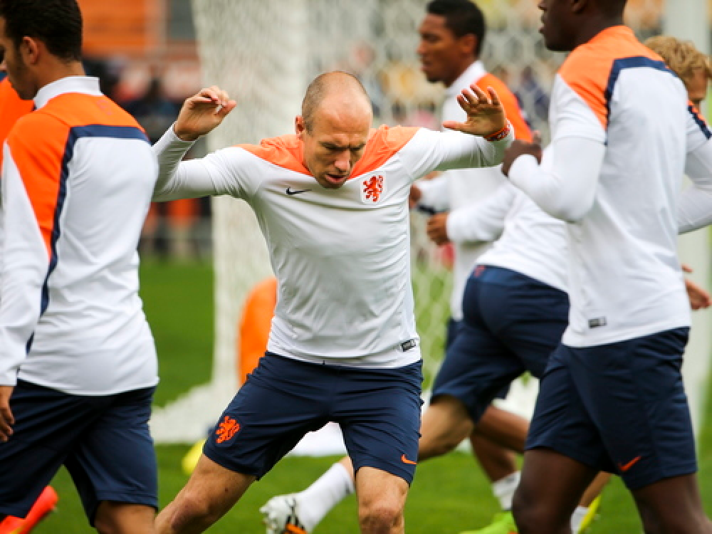 NETHERLANDS v ARGENTINA: Van Gaal hopes to have van Persie, Janmaat despite bug